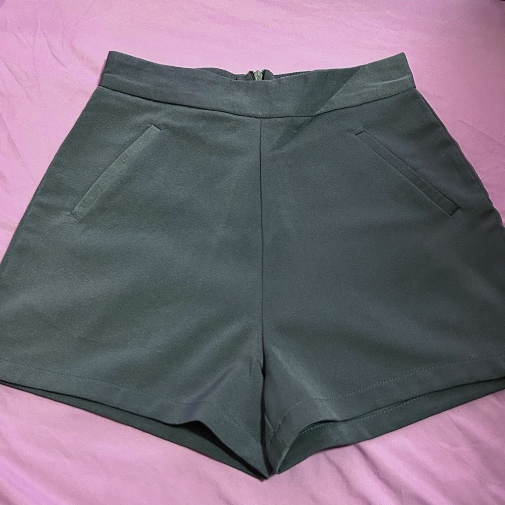 [SOLD ON DEPOP] DEEP NAVY HIGH WAISTED SHORTS, 2 POCKETS
